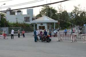 Lối vào Khu công nghiệp An Đồn (quận Sơn Trà, TP Đà Nẵng) được dựng rào chắn 