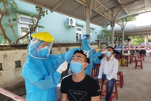 Lực lượng y tế xét nghiệm công nhân KCN Hòa Cầm (quận Cẩm Lệ, TP Đà Nẵng) vào sáng 16-5