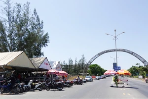 Hàng chục chiếc xe ô tô xếp hàng dọc theo tuyến đường Trường Sa (quận Ngũ Hành Sơn, TP Đà Nẵng) khi đến điểm chốt chặn