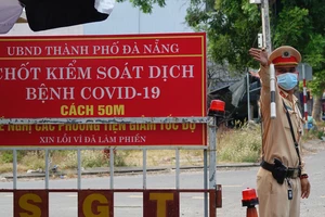Các chiến sĩ CSGT, Công an TP Đà Nẵng căng mình làm nhiệm vụ trên các tuyến đường
