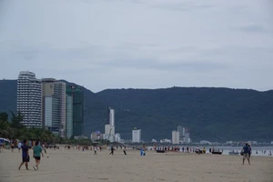 Từ 5 giờ 30 phút sáng 9-6, khu vực bãi biển ở Công viên Biển Đông (quận Sơn Trà) đã tấp nập người dân đi tắm biển, tập thể dục.