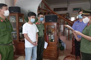 Lực lượng chức năng đọc lệnh bắt tạm giam Trần Thanh Sơn