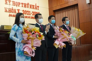 Bí thư Thành ủy Đà Nẵng tặng hoa chúc mừng các thành viên Thường trực HĐND TP Đà Nẵng khoá mới