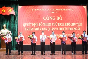Ông Nguyễn Văn Quảng, Bí thư Thành ủy TP Đà Nẵng trao quyết định bổ nhiệm cho các Chủ tịch UBND quận và huyện đảo Hoàng Sa