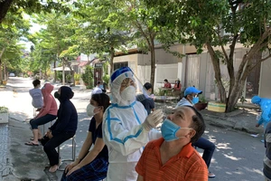 Ngành y tế lấy mẫu xét nghiệm cho người dân phường Hòa Thuận Tây (quận Hải Châu)