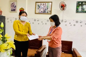 Đại diện Ủy ban MTTQ Việt Nam quận Cẩm Lệ (bên phải) đến thăm và trao hỗ trợ gia đình ông Hứa Văn Tráng