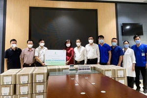 Công ty Đầu tư và phát triển DB - Tập đoàn Ecopark trao bảng tặng 5.000 lọ thuốc Remdesivir điều trị Covid-19 cho lãnh đạo TP Đà Nẵng