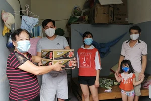 Bà Vũ Thị Nhu gửi 2 thùng mì tôm cho những người khó khăn ở xóm 