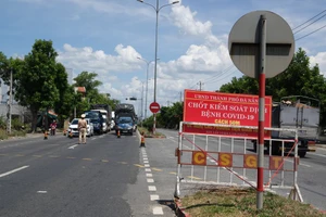 Công dân khai báo y tế và test nhanh khi đến chỗ cửa ngõ theo kế hoạch TP Đà Nẵng