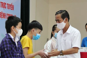 Các hội, đoàn thể tại TP Đà Nẵng hỗ trợ phương tiện học tập trực tuyến cho học sinh có hoàn cảnh khó khăn
