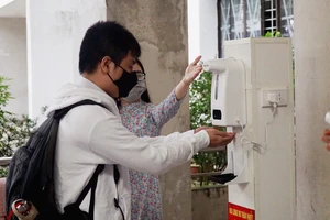 Trường THPT Phan Châu Trinh phân công giáo viên hướng dẫn học sinh thực hiện sát khuẩn tay, đo thân nhiệt trước khi vào lớp