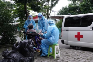Trung tâm y tế quận Sơn Trà (TP Đà Nẵng) đến tận nhà tiêm cho những trường hợp muốn tiêm nhưng không thể di chuyển đến các điểm tiêm
