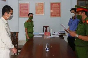 Công an Đà Nẵng đọc lệnh khởi tố, bắt tạm giam đối với Lê Quốc Huy