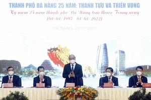 Chủ tịch nước Nguyễn Xuân Phúc tặng quà cho TP Đà Nẵng nhân kỷ niệm 25 năm TP Đà Nẵng trực thuộc Trung ương (1-1-1997-1-1-2022)