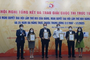 Ông Lương Nguyễn Minh Triết, Phó Bí thư Thường trực Thành ủy Đà Nẵng trao giải nhất cho các tập thể của cuộc thi 