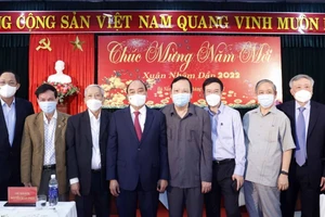 Chủ tịch nước Nguyễn Xuân Phúc chụp ảnh cùng các đại biểu dự cuộc gặp mặt