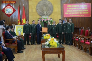 Chủ tịch nước Nguyễn Xuân Phúc duyệt đội danh dự Quân khu 5