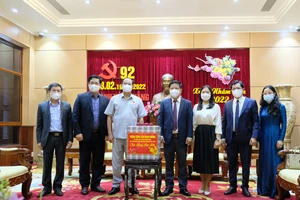 Phó Chủ tịch Quốc Hội Trần Quang Phương tặng quà, chúc tết lãnh đạo TP Đà Nẵng