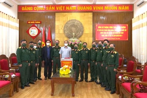 Phó Chủ tịch Quốc hội Trần Quang Phương thăm, chúc tết và tặng quà Quân Khu 5