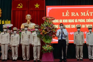 Ông Lê Trung Chinh, Phó Bí thư Thành ủy, Chủ tịch UBND TP Đà Nẵng tặng hoa chúc mừng đến tập thể cán bộ, chiến sỹ Phòng An ninh mạng và phòng, chống tội phạm sử dụng công nghệ cao
