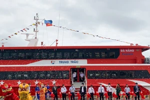 Tàu Trưng Trắc neo đậu bên bên Cảng sông Hàn chuẩn bị đón du khách từ Đà Nẵng tới đảo Lý Sơn