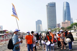 Đoàn khách đi tham quan du lịch Đà Nẵng - Lý Sơn 
