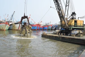 Nạo vét thí điểm khu vực thi công số 1 ở vùng nước phía Đông Âu thuyền Thọ Quang, đoạn từ cầu cảng số 3 về phía tuyến đường Chu Huy Mân