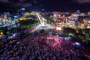 Hàng chục ngàn người dân, du khách tham gia lễ hội du lịch đường phố về đêm ở Quy Nhơn. Ảnh: DŨNG NHÂN