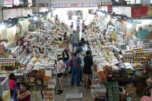 Lượng khách đến tham quan, mua sắm tại chợ Hàn tăng mạnh trong dịp lễ này