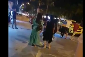 Đà Nẵng: Một nhóm người kẹp cổ hướng dẫn viên kéo đi trước mặt du khách