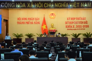 Ông Lê Quang Nam, Phó chủ tịch UBND TP Đà Nẵng đọc tờ trình tại kỳ họp