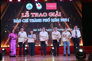 Lãnh đạo TP Đà Nẵng trao giải Nhất cho các tác giả