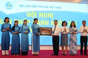 Bí thư Thành ủy Nguyễn Văn Quảng tặng quà lưu niệm cho đại diện lãnh đạo Hội LHPN Việt Nam
