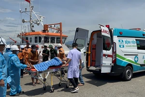 Tàu SAR 274 đã đưa nạn nhân về đến TP Đà Nẵng lúc 10 giờ 45 phút ngày 5-7