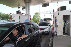 Ngày đầu thu phí không dừng trên đường cao tốc Đà Nẵng - Quảng Ngãi: Lỗi hệ thống, ùn tắc cục bộ