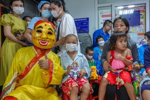 Em Y Bích và hai mẹ con chị Hồ Thị Hạnh tham gia vui tết Trung thu