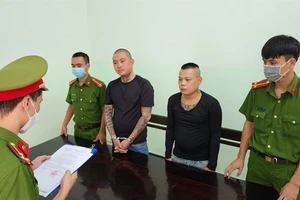 Cơ quan CSĐT Công an quận Hải Châu thực hiện lệnh bắt tạm giam Việt và lệnh cấm đi khỏi nơi cư trú đối với Phú