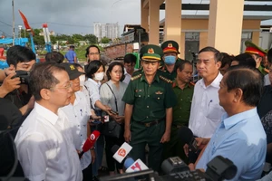 Bộ trưởng Lê Minh Hoan kiểm tra tình hình phòng chống bão số 4 tại Đà Nẵng