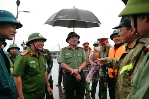 Thiếu tướng Vũ Xuân Viên, Giám đốc Công an TP Đà Nẵng trao đổi với lực lượng công an địa phương