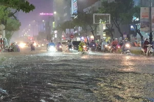 Mưa ngập trên đường phố Nguyễn Văn Linh