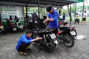 Đội SOS - Trường Đại học Đông Á đa phần là sinh viên công nghệ ô tô, các bạn cũng có kinh nghiệm sửa chữa xe máy