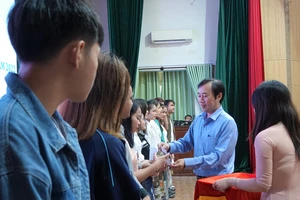 Lãnh đạo TP Đà Nẵng trao quà các em sinh viên sẽ học tập, sinh sống ở Đà Nẵng