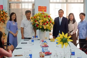 Ông Lê Trung Chinh, Chủ tịch UBND TP Đà Nẵng đến thăm trường THPT Lê Qúy Đôn