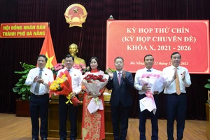 Ông Trần Phước Sơn (thứ 2 từ trái sang) và bà Nguyễn Thị Anh Thi được bầu làm Phó Chủ tịch HĐND TP Đà Nẵng. Ảnh: XUÂN QUỲNH
