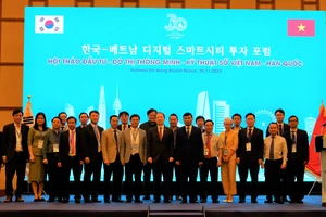 Các đại biểu chụp ảnh lưu niệm trong khuôn khổ hội thảo đầu tư đô thị thông minh-kỹ thuật số Việt Nam – Hàn Quốc