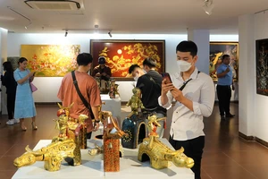 Sinh viên, người dân, nghệ sỹ, nghệ nhân tham quan triển lãm