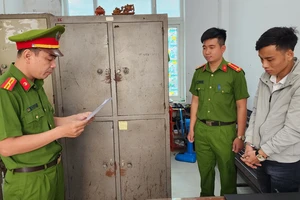 Cơ quan công an tống đạt quyết định khởi tố bị can, bắt tạm giam Huỳnh Bùi Hậu Anh