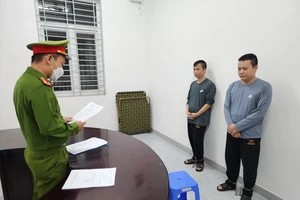 Công an quận Hải Châu (TP Đà Nẵng) thực hiện lệnh tạm giam đối với Long và Tùng