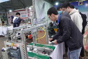 Các sản phẩm công nghệ của sinh viên, học sinh Đà Nẵng tham dự ngày hội. Ảnh: XUÂN QUỲNH