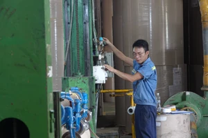 Người lao động tại một doanh nghiệp Đà Nẵng đang miệt mài làm việc cuối năm 2022. Ảnh: XUÂN QUỲNH